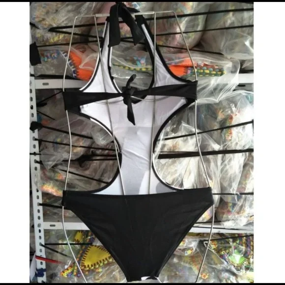 ❣️LAST 1❣️Chic & Sexy Black and White Polka Dot Monokini NWT - Picture 4 of 8